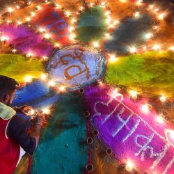 Los devotos encienden lámparas de aceite tradicionales mientras celebran el festival hindú de 'Dev Deepawali' en Sangam. Foto de SANJAY KANOJIA / AFP | Foto:AFP