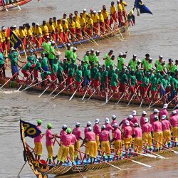 Los participantes reman en sus botes dragón durante el Festival del Agua de Camboya en el río Tonle Sap en Phnom Penh. Foto de Tang Chhin Sothy / AFP | Foto:AFP