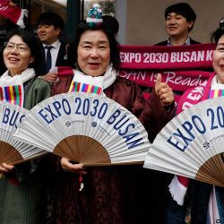 Los partidarios surcoreanos se reúnen frente al Palacio de Congresos en Issy-les-Moulineaux, un suburbio de París, antes del anuncio del anfitrión de la Exposición Universal. Foto de Geoffroy Van der Hasselt / AFP | Foto:AFP