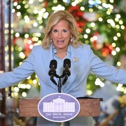 La Primera Dama de los Estados Unidos, Jill Biden, pronuncia un discurso durante la presentación de la decoración navideña de la Casa Blanca. Foto de Mandel NGAN / AFP | Foto:AFP