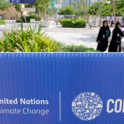 Dos mujeres caminan cerca de un logotipo de la COP28 antes de la cumbre climática de las Naciones Unidas en Dubai. Foto de Giuseppe CACACE / AFP | Foto:AFP