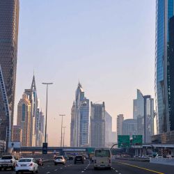 Los automovilistas conducen por una calle de Dubai, antes de la cumbre climática de las Naciones Unidas COP28. Foto de Karim SAHIB / AFP | Foto:AFP