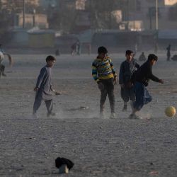 Niños afganos juegan al fútbol en el campo Chaman-e-Huzuri en Kabul. Foto de Wakil KOHSAR / AFP | Foto:AFP