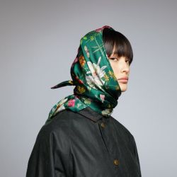 Gucci y Barbour en una collab de abrigos que apuesta a la moda circular 