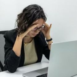 Qué es la sisifemia y cómo el tener una relación insana con tu trabajo puede afectar tu salud mental 