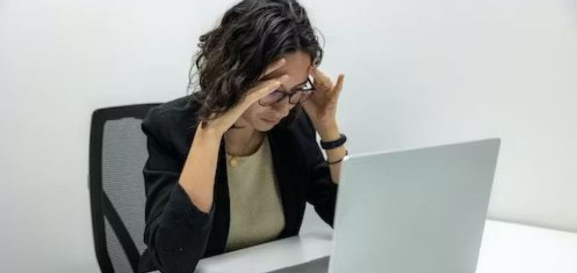 Qué es la sisifemia y cómo el tener una relación insana con tu trabajo puede afectar tu salud mental 