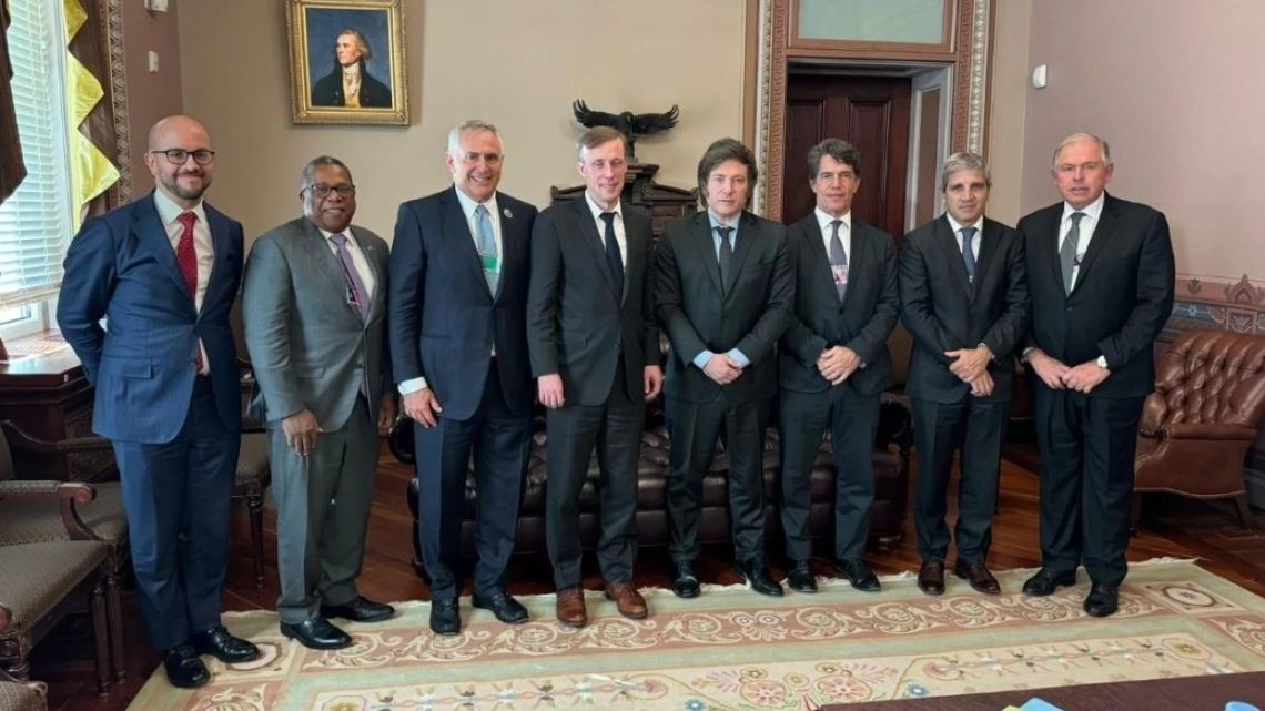 Javier Milei and his entourage, at the White House, with US government officials Juan Gonzalez and Jake Sullivan, as well as US Ambassador to Argentina Marc Stanley.