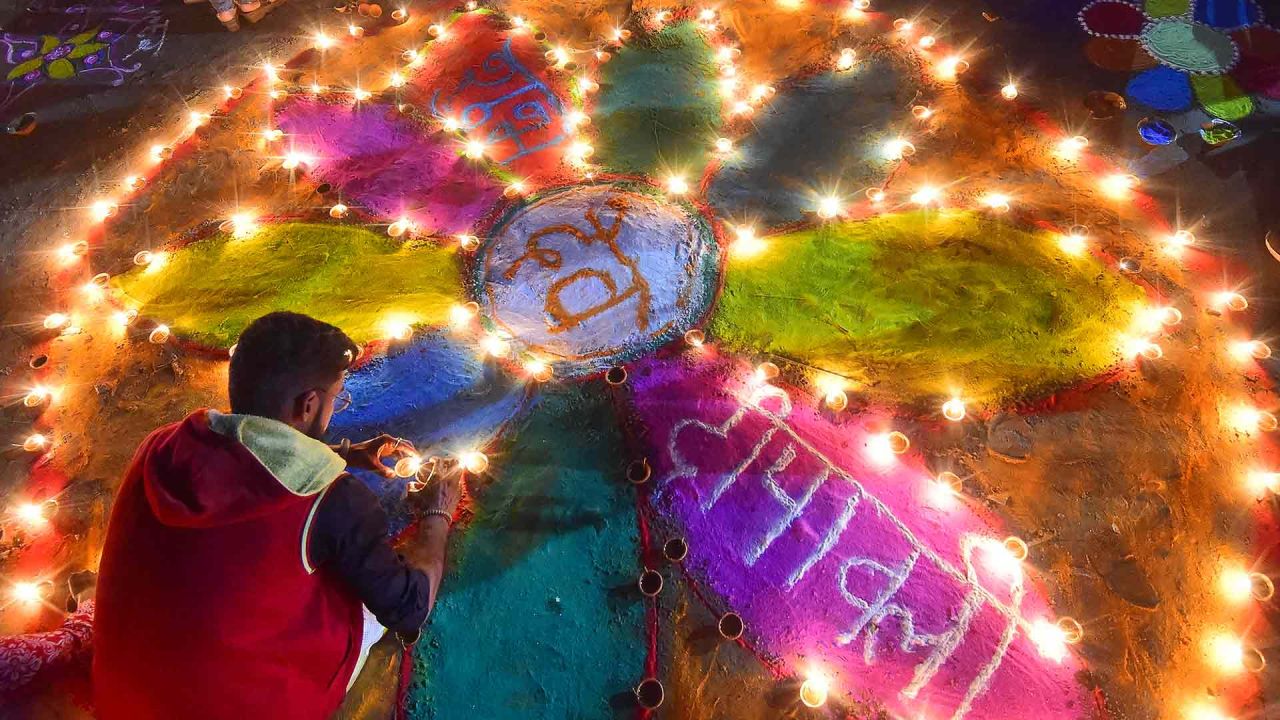 Los devotos encienden lámparas de aceite tradicionales mientras celebran el festival hindú de 'Dev Deepawali' en Sangam. Foto de SANJAY KANOJIA / AFP | Foto:AFP