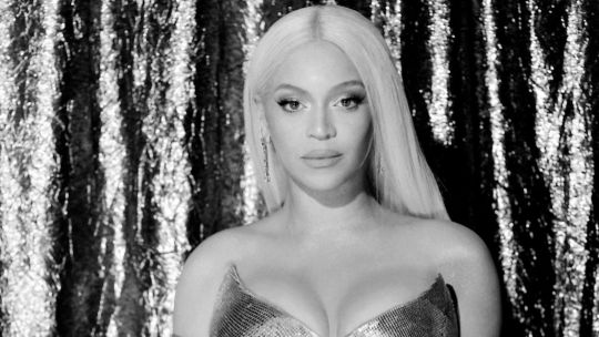 Beyoncé se sumó al club de las platinadas en el estreno de la película de su Renaissance Tour