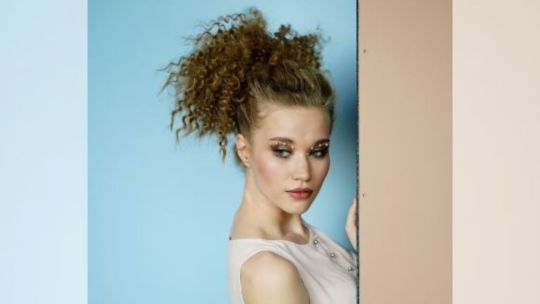 El recogido ideal que podés lograr en 5 minutos para lucir tus rulos en los festejos de fin de año