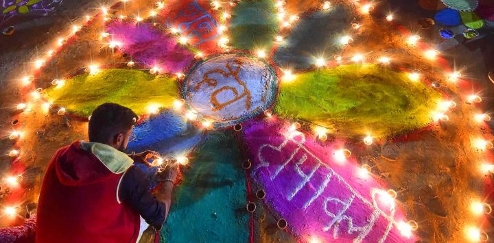 Los devotos encienden lámparas de aceite tradicionales mientras celebran el festival hindú de 'Dev Deepawali' en Sangam. Foto de SANJAY KANOJIA / AFP