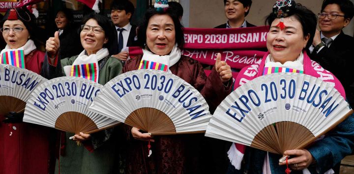 Los partidarios surcoreanos se reúnen frente al Palacio de Congresos en Issy-les-Moulineaux, un suburbio de París, antes del anuncio del anfitrión de la Exposición Universal. Foto de Geoffroy Van der Hasselt / AFP