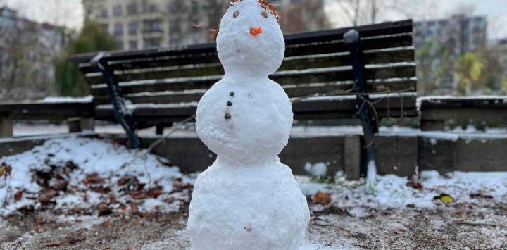 Un muñeco de nieve en el distrito berlinés de Kreuzberg después de la primera nevada de la temporada en la capital alemana. Foto de David GANNON / AFP 