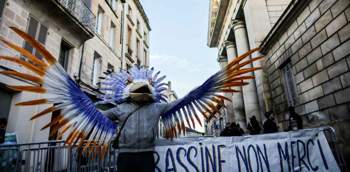Un hombre vestido como un pájaro Outarde y otros manifestantes se reúnen frente al Tribunal Penal de Niort, en el oeste de Francia, para apoyar a dirigentes sindicales y activistas medioambientales. Foto de Thibaud MORITZ / AFP