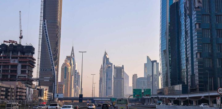 Los automovilistas conducen por una calle de Dubai, antes de la cumbre climática de las Naciones Unidas COP28. Foto de Karim SAHIB / AFP