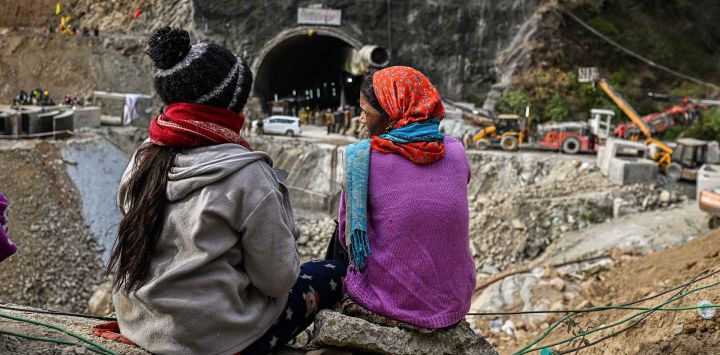 Los aldeanos y lugareños se reúnen para observar los esfuerzos de los agentes para rescatar a los 41 hombres atrapados dentro del túnel Silkyara. Foto de Sajjad HUSSAIN / AFP