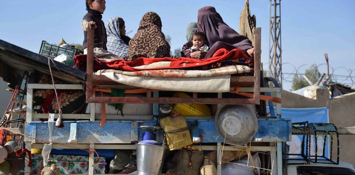 Refugiados afganos llegan en vehículos desde Pakistán a un centro de registro cerca de la frontera entre Afganistán y Pakistán en Spin Boldak. Foto de Sanaullah SEIAM / AFP