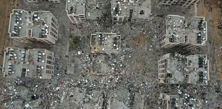 Una vista aérea muestra la destrucción causada por los ataques israelíes en Wadi Gaza, en el centro de Gaza Stri. Foto de Mahmud Hams / AFP