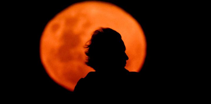 El perfil de un hombre se recorta contra la "luna del castor", como se conoce a la luna llena de noviembre, en Buenos Aires. Foto de Luis ROBAYO / AFP 