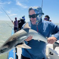 El clima no ayuda, pero la pesca se mantiene excelente en un mes de noviembre que se destacó por la buena pesca de cazones. 