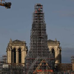 Vista de los andamios alrededor de la estructura de madera de la nueva aguja colocada en la Catedral de Notre-Dame de París, en la Isla de la Cité de París. Foto de Miguel MEDINA/AFP | Foto:AFP