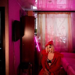 El artista drag Valera, de 20 años, vestido como el personaje drag Saffron, su identidad artística, habla durante una entrevista en el apartamento de su amigo en Moscú. Foto de Natalia KOLESNIKOVA / AFP | Foto:AFP
