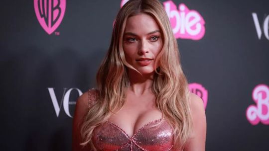 Margot Robbie se viste de Barbie en un traje de dos piezas Versace para una cita 