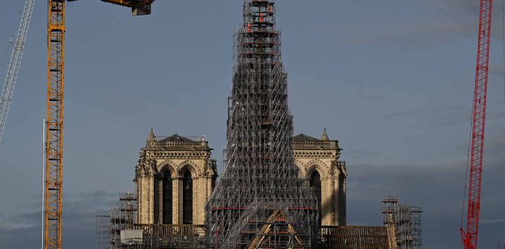 Vista de los andamios alrededor de la estructura de madera de la nueva aguja colocada en la Catedral de Notre-Dame de París, en la Isla de la Cité de París. Foto de Miguel MEDINA/AFP