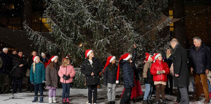 El canciller alemán Olaf Scholz habla con un coro de niños durante la inauguración del árbol de Navidad, para conmemorar la temporada festiva, en Berlín Alemania. Foto de Odd ANDERSEN / AFP