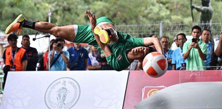 Uthen Kukheaw de Tailandia devuelve el balón contra Adrien Uka de Kosovo durante el partido de la fase de grupos de individuales masculinos. Foto de Lillian SUWANRUMPHA / AFP
