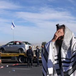 Un judío religioso reacciona en el lugar de un tiroteo mientras un vehículo supuestamente utilizado por dos atacantes en Jerusalén es retirado. Foto de RONALDO SCHEMIDT / AFP | Foto:AFP