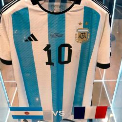 La camiseta usada por Lionel Messi en el partido final de la Copa Mundial de la FIFA 2022 entre Argentina y Francia, en una subasta de Sotheby's. Foto de TIMOTHY A. CLARY / AFP | Foto:AFP