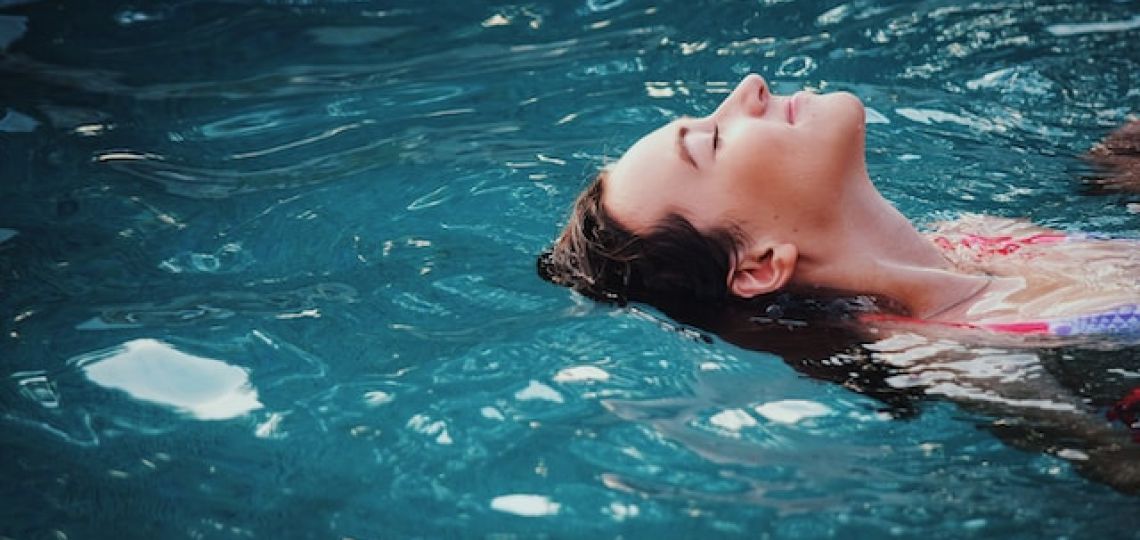 Cómo hacer la transición de tu rutina de cuidado del pelo de primavera a verano