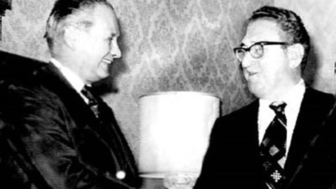 Henry Kissinger meets with Argentina’s then-foreign minister, Navy vice-admiral César Augusto Guzzetti, in Santiago in June 1976.