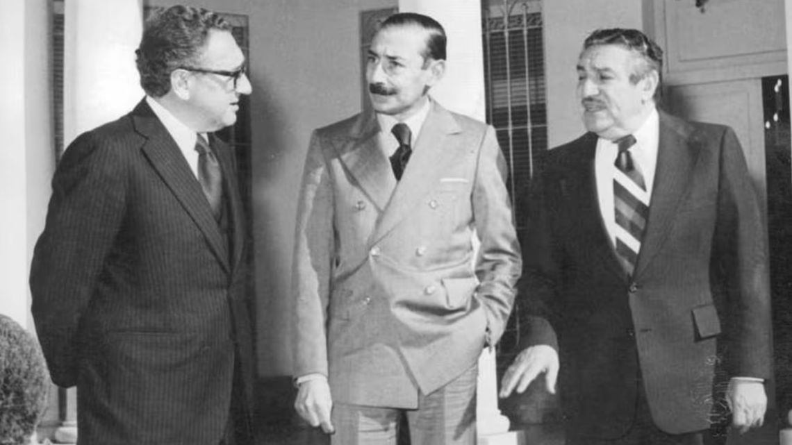 The story behind the photo of Jorge Rafael Videla and Henry Kissinger ...