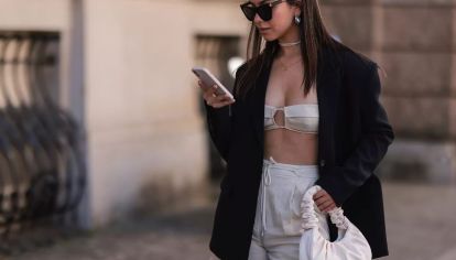 Los clásicos pantalones pierden su toque veraniego. De pronto, el cuero y el concepto oversize las transforma; las hace evolucionar. Aprende a combinarlas para llevarlas al trabajo.