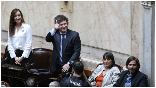 Javier Milei and Victoria Villarruel celebrate in Congress.