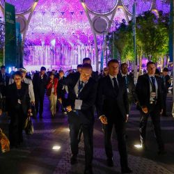 El presidente de Francia, Emmanuel Macron, abandona el lugar de celebración de reuniones bilaterales al margen de la cumbre climática de las Naciones Unidas COP28 en Dubai. Foto de Ludovic MARIN / AFP | Foto:AFP