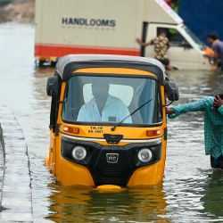 Los viajeros cruzan una calle inundada después de las fuertes lluvias en Chennai. Foto de R. Satish BABU / AFP | Foto:AFP