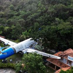Vista aérea que muestra los restos de un avión Douglas DC-6 convertido en hotel en San Gil, departamento de Santader, Colombia. Foto de Juan BARRETO / AFP | Foto:AFP