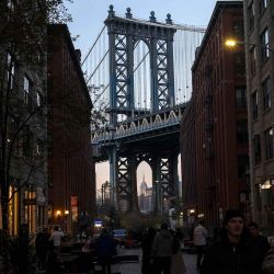 La gente se toma fotografías con el puente de Manhattan en Nueva York. Foto de ANGELA WEISS / AFP | Foto:AFP