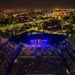 El cantante Ricardo Arjona brindó un espectacular show en el estadio de Vélez con una contundente puesta en escena para despedir su exitoso "Blanco y Negro Tour", luego de recorrer los escenarios más importantes del mundo. Foto NA | Foto:NA