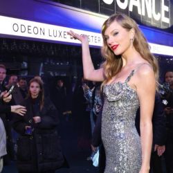 Taylor Swift en un vestido de brillos plateados en la presentación de la pelicula de Beyonce