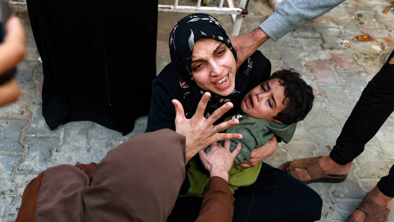 Una mujer que sostiene a un niño llora a su bebé muerta en un ataque israelí en Rafah, en el sur de la Franja de Gaza, mientras espera recibir el cuerpo para el entierro. Foto de MOHAMMED ABED / AFP | Foto:AFP