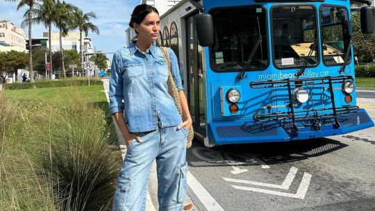 4 combinaciones con el jean como protagonista que Zaira Nara eligió para recorrer las calles de Miami
