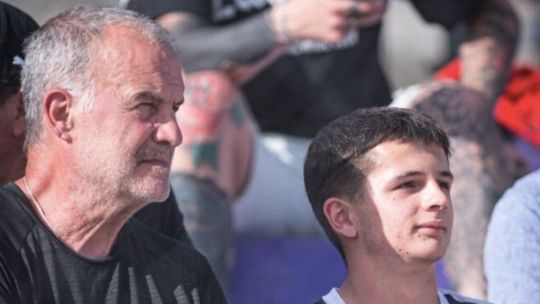 Bielsa protagoniza y tierno episodio con un niño hincha de Fénix 
