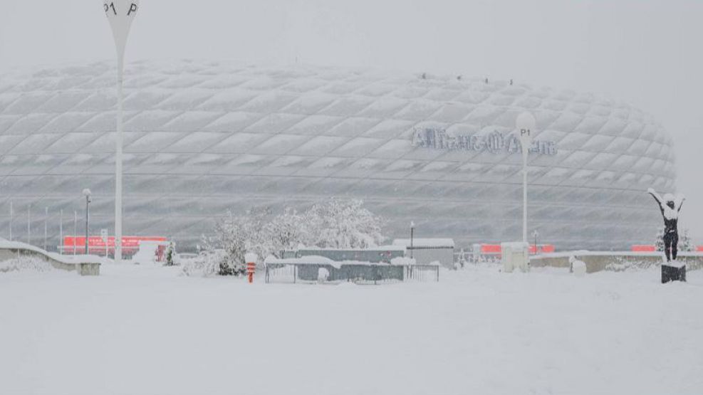 La zona del estadio Allianz Arena, en Munich, vestida de nieve.