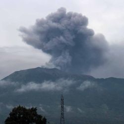 Ceniza volcánica arrojada desde el monte Marapi durante una erupción vista desde la aldea de Batu Palano en Agam. Foto de ADI PRIMA / AFP | Foto:AFP
