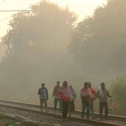 Los trabajadores caminan por una vía de ferrocarril en medio de una densa niebla tóxica en Amritsar. Foto de Narinder NANU / AFP | Foto:AFP