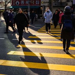 Peatones cruzan una calle en el distrito Jongno de Seúl. Foto de Anthony WALLACE / AFP | Foto:AFP